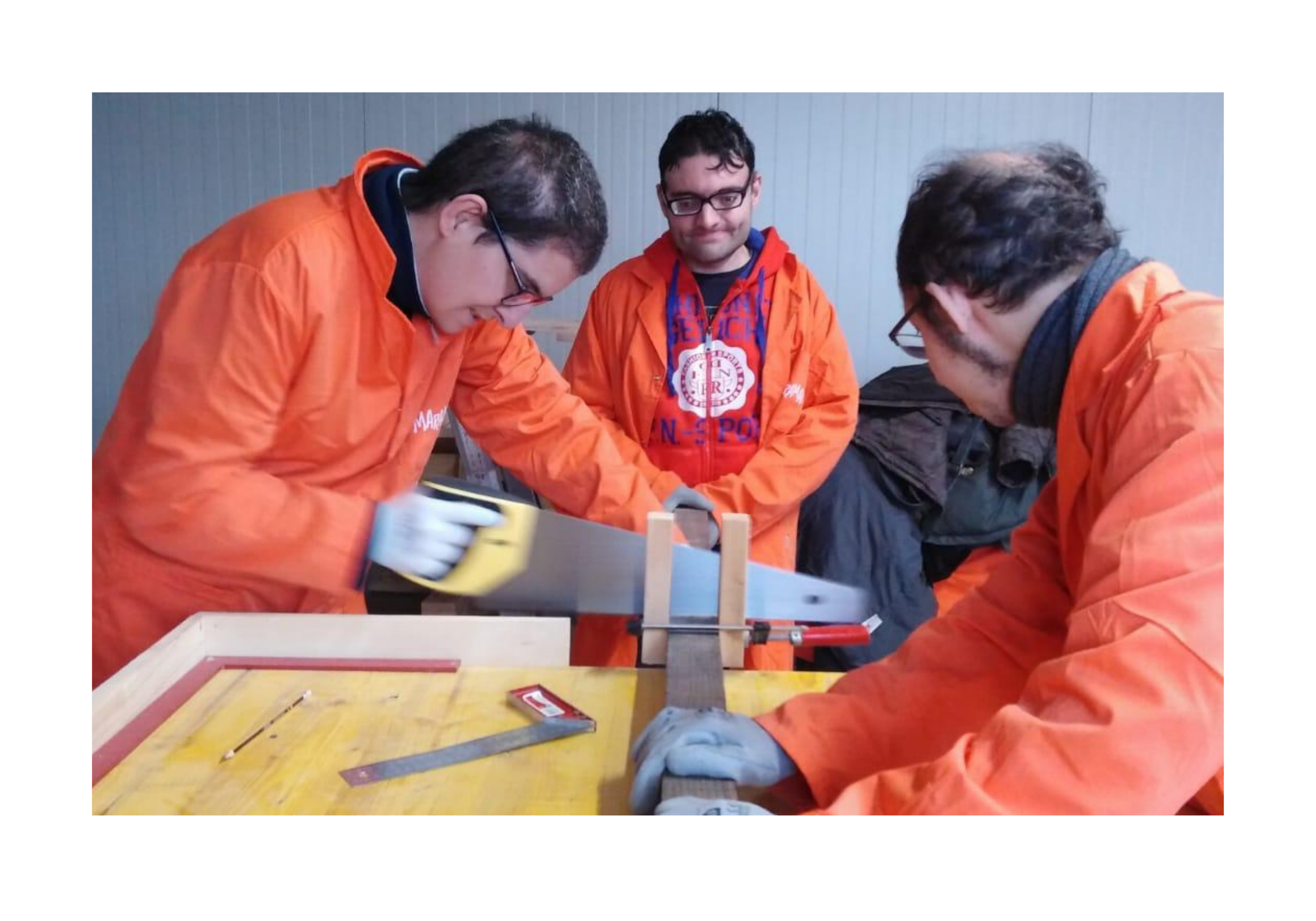 Ragazzi con disabilità impegnati nel laboratorio di falegnameria